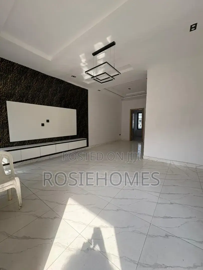3bdrm Bungalow in View Estate, Olokonla for sale