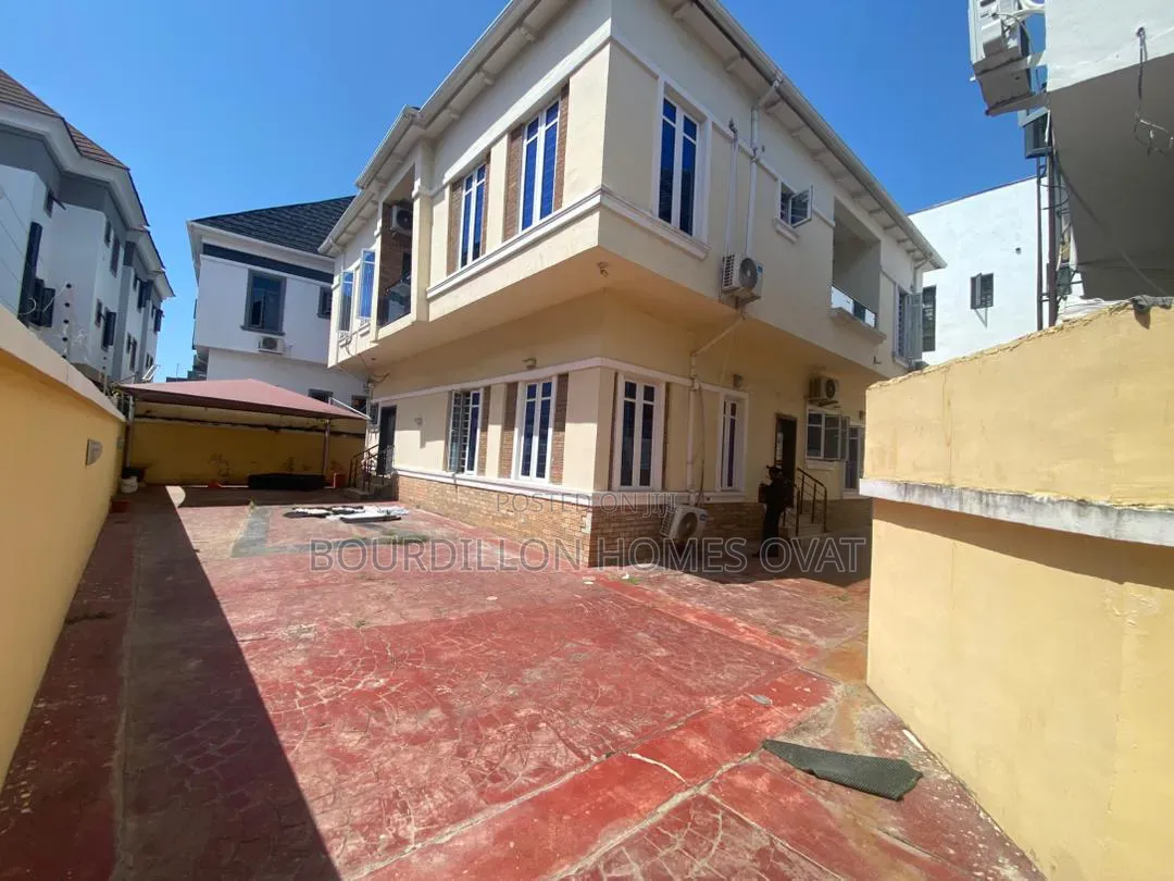 5bdrm Duplex in Ikota Villa Estate for rent