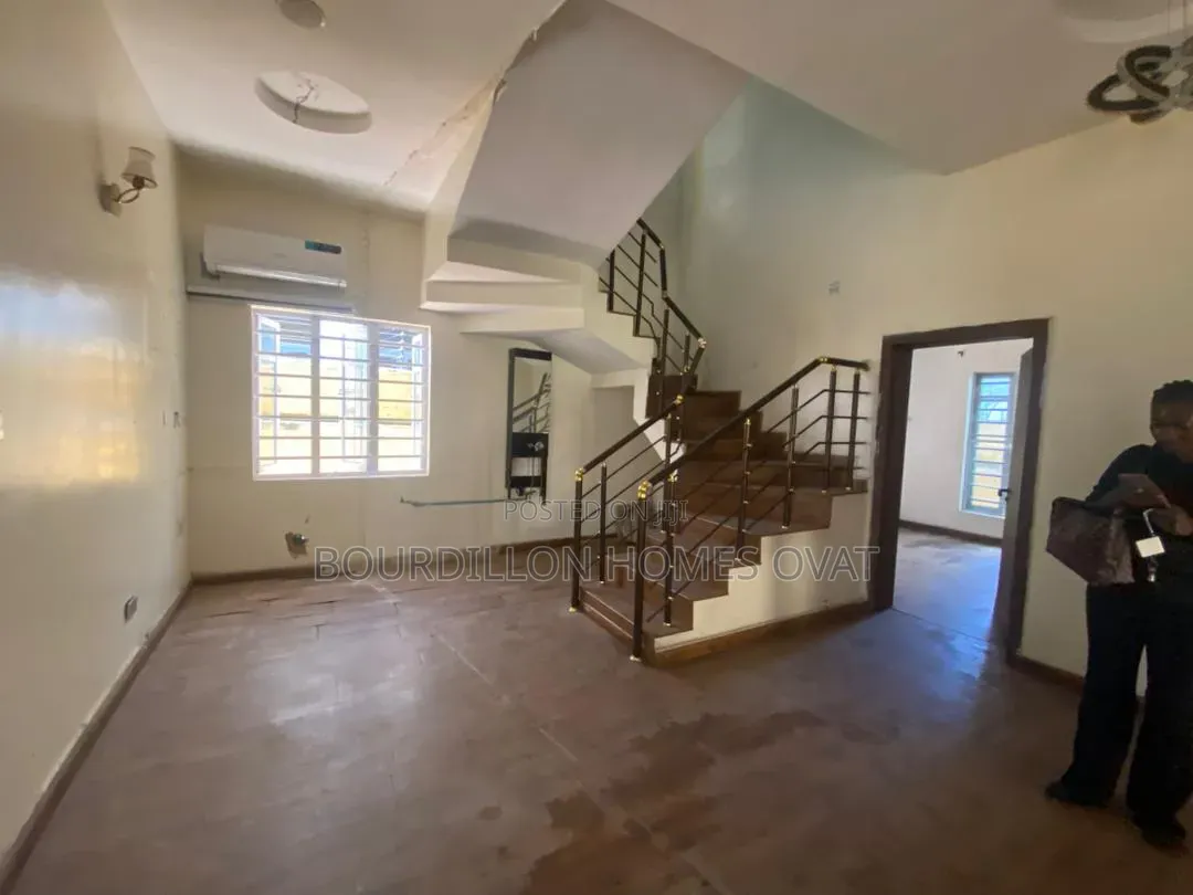 5bdrm Duplex in Ikota Villa Estate for rent