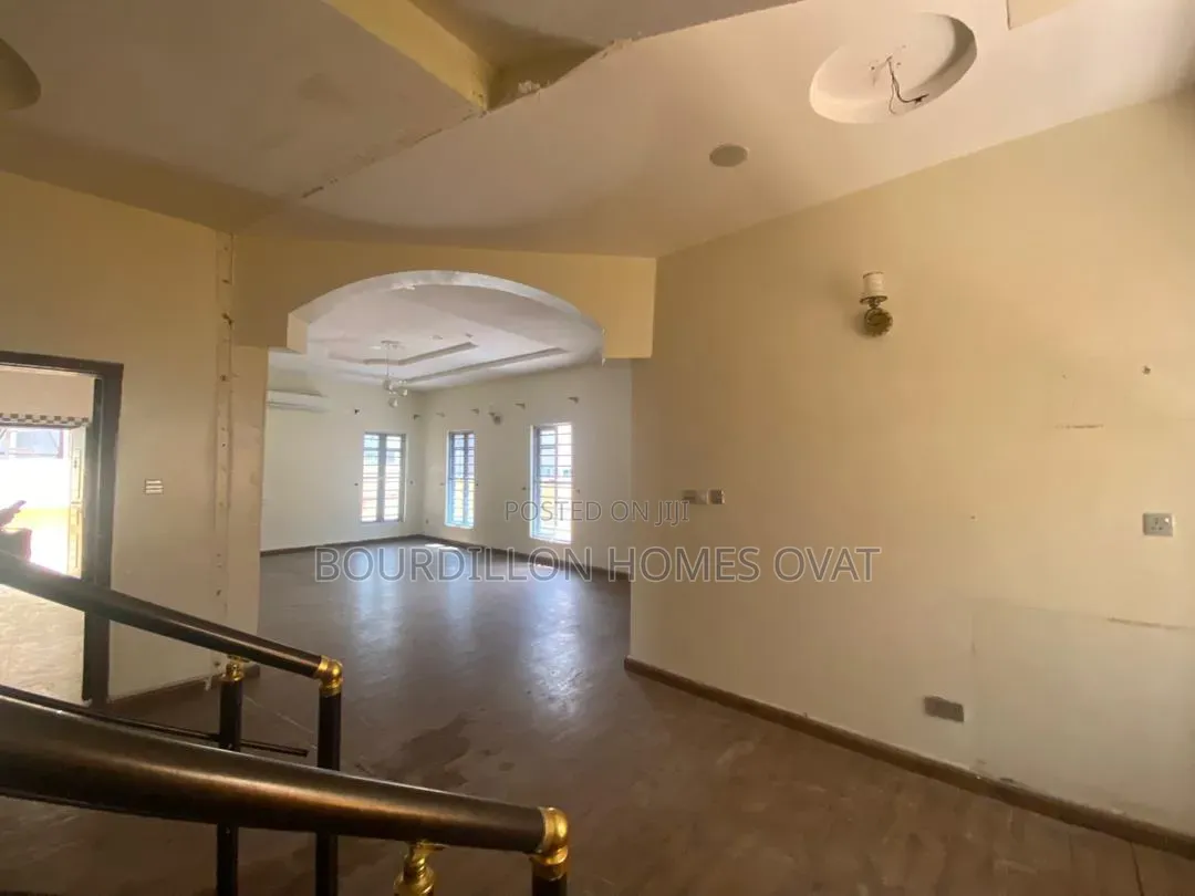 5bdrm Duplex in Ikota Villa Estate for rent