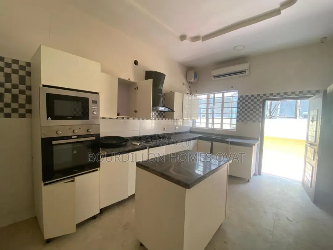 5bdrm Duplex in Ikota Villa Estate for rent