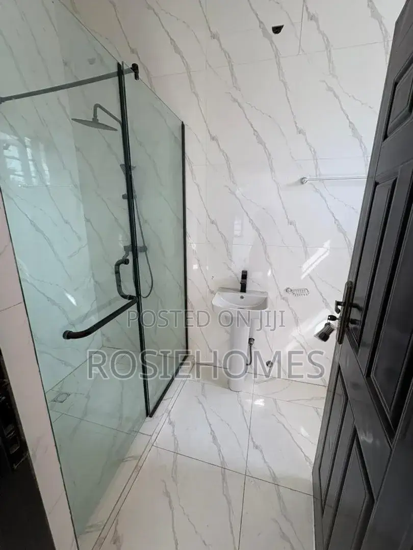 3bdrm Duplex in View Estate for rent