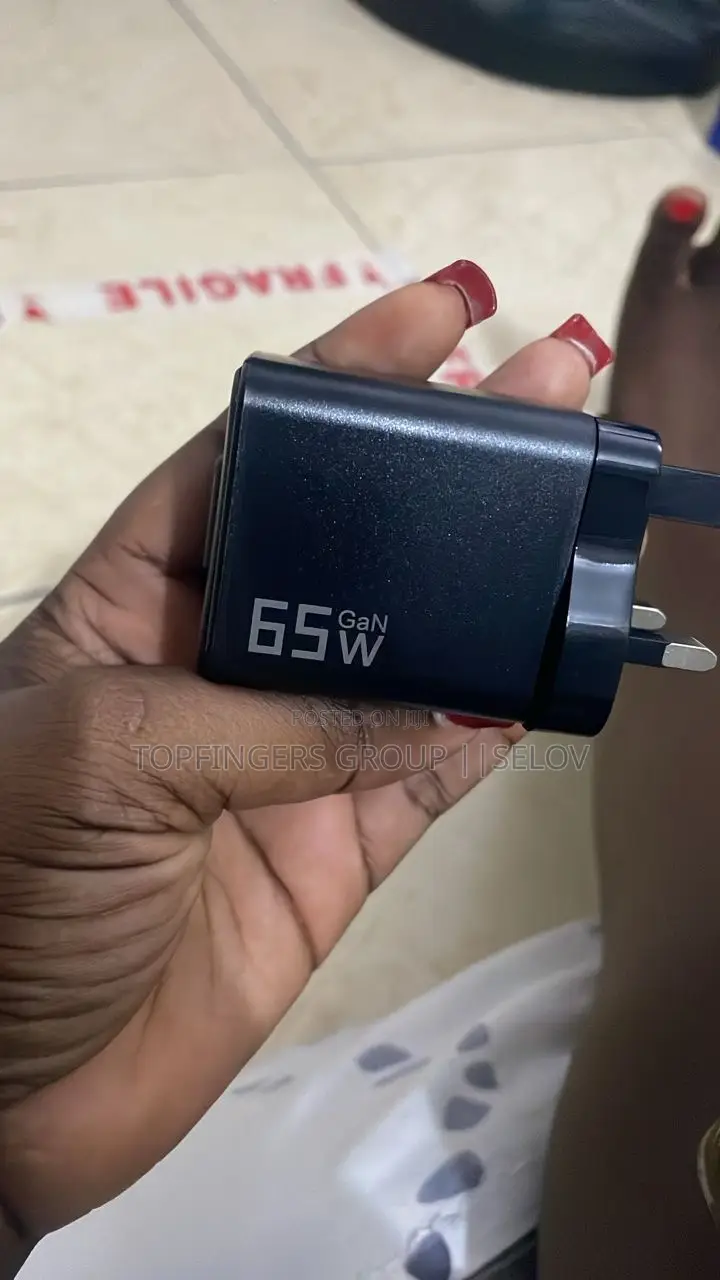 65watts Fast Gan Charger With Inbuilt Magnetic Retractable Cable.