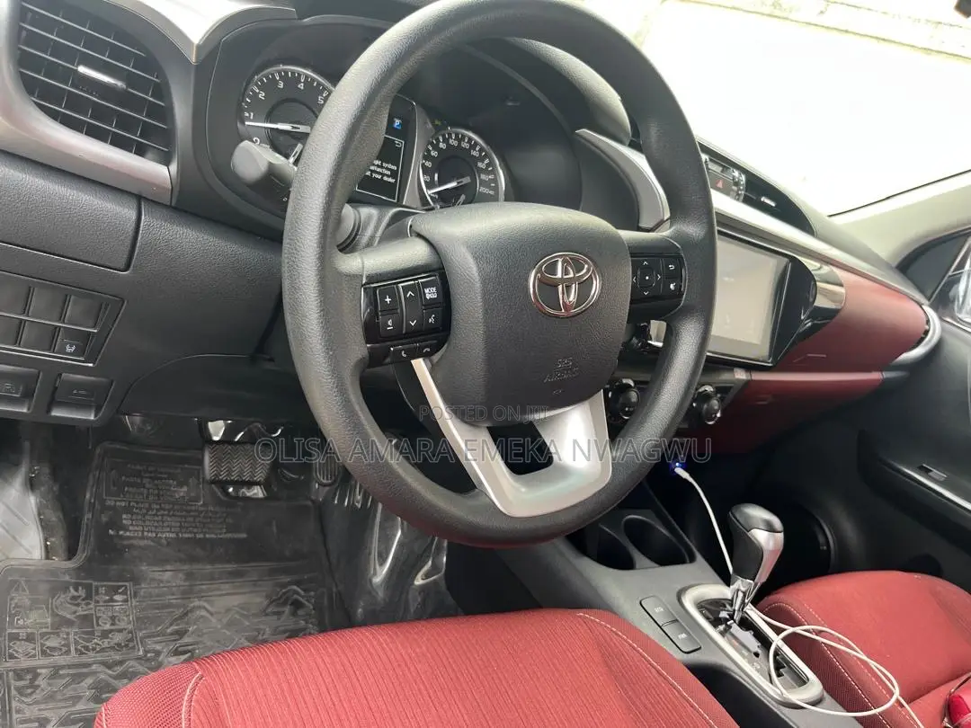Toyota Hilux 2024 White