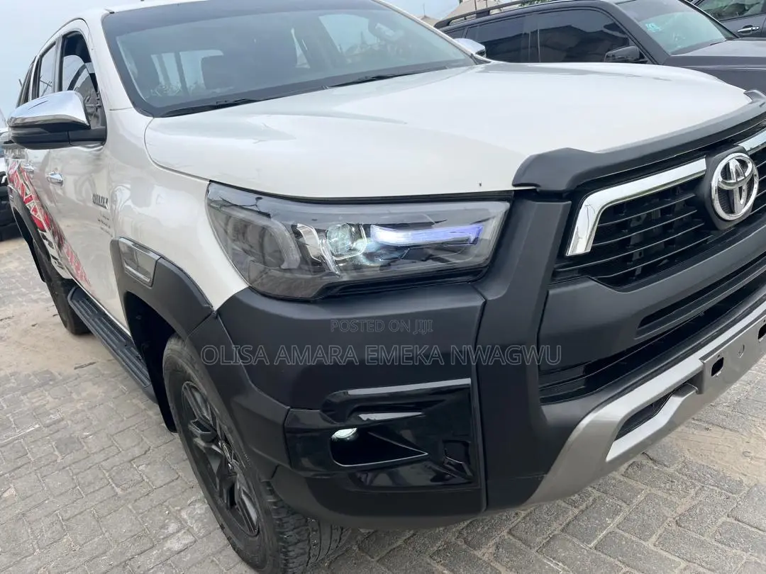 Toyota Hilux 2024 White