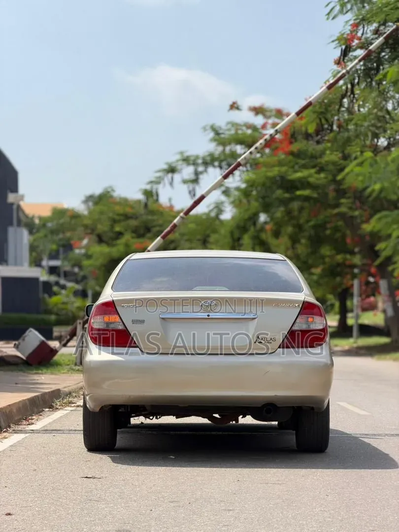 Toyota Camry LE 4dr Sedan (2.4L 4cyl 5A) 2005 Gold