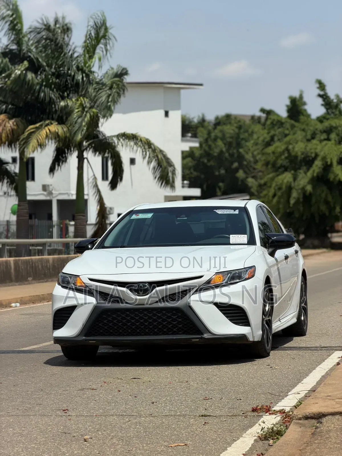 Toyota Camry SE FWD 2020 White