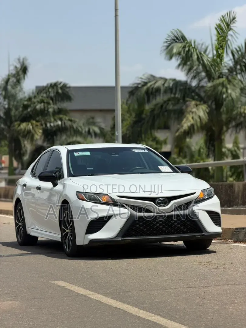 Toyota Camry SE FWD 2020 White