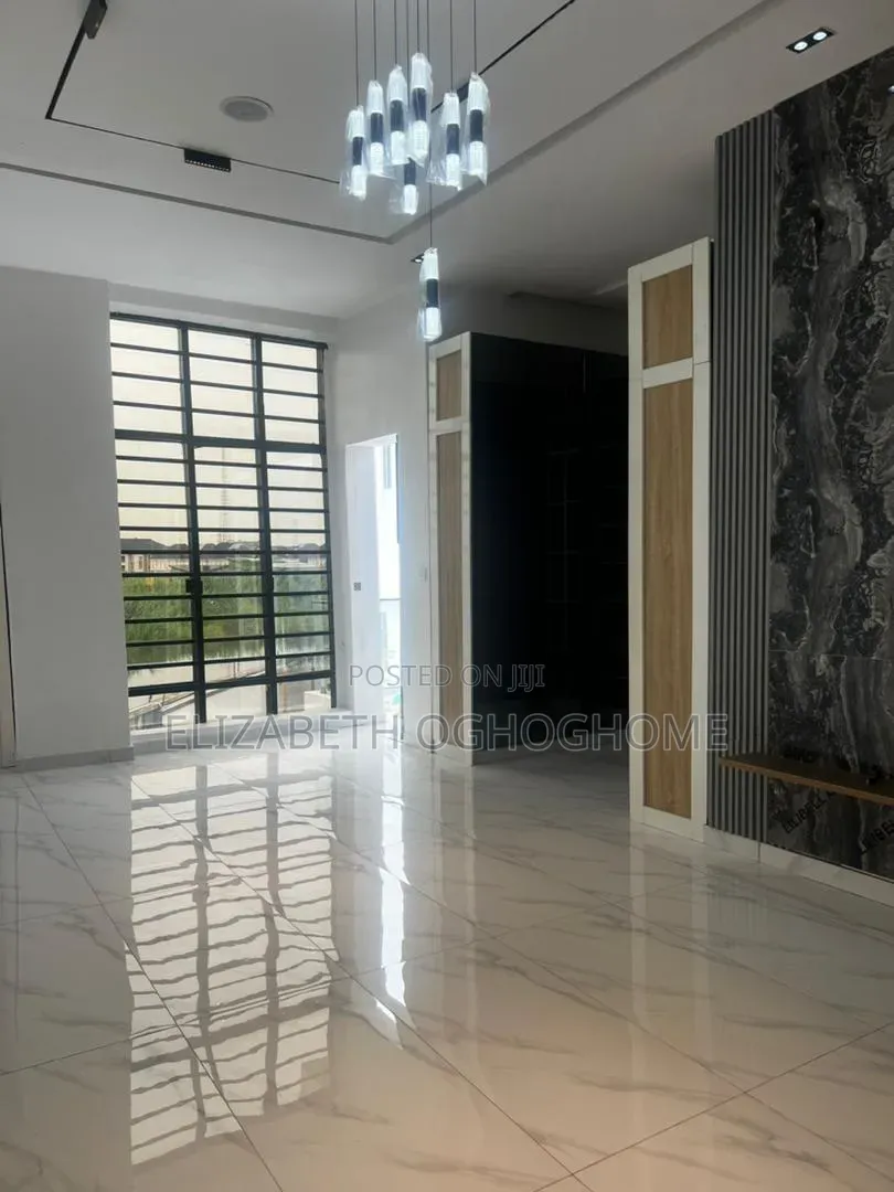 5bdrm Duplex in Chevron for sale