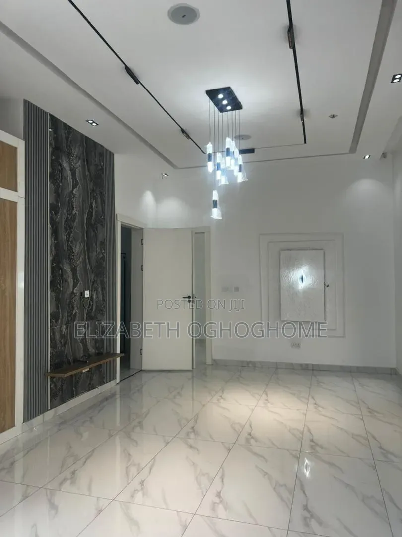 5bdrm Duplex in Chevron for sale