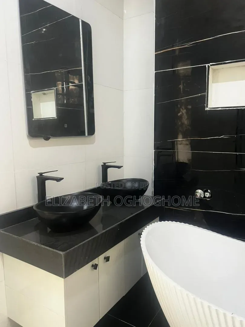 5bdrm Duplex in Chevron for sale