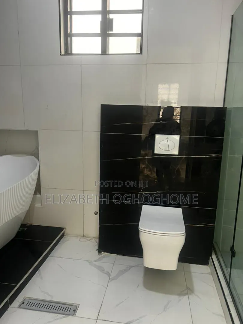 5bdrm Duplex in Chevron for sale