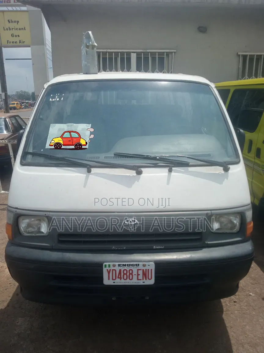 Toyota HiAce 2004 White