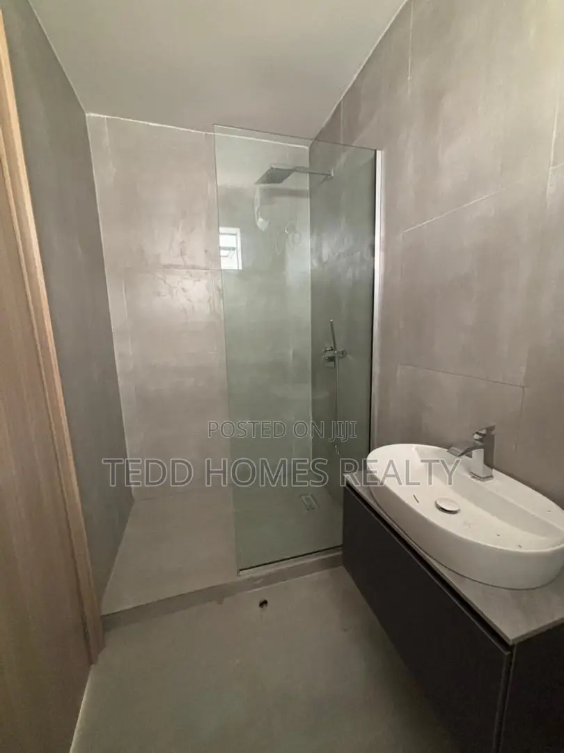 3bdrm Apartment in Lekki Phase 1 for rent