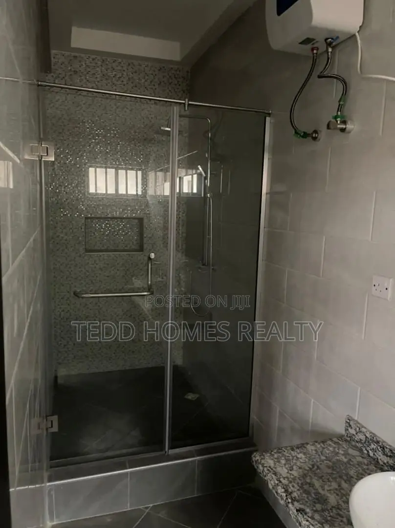 3bdrm Apartment in Off Admiralty Road, Lekki Phase 1 for rent