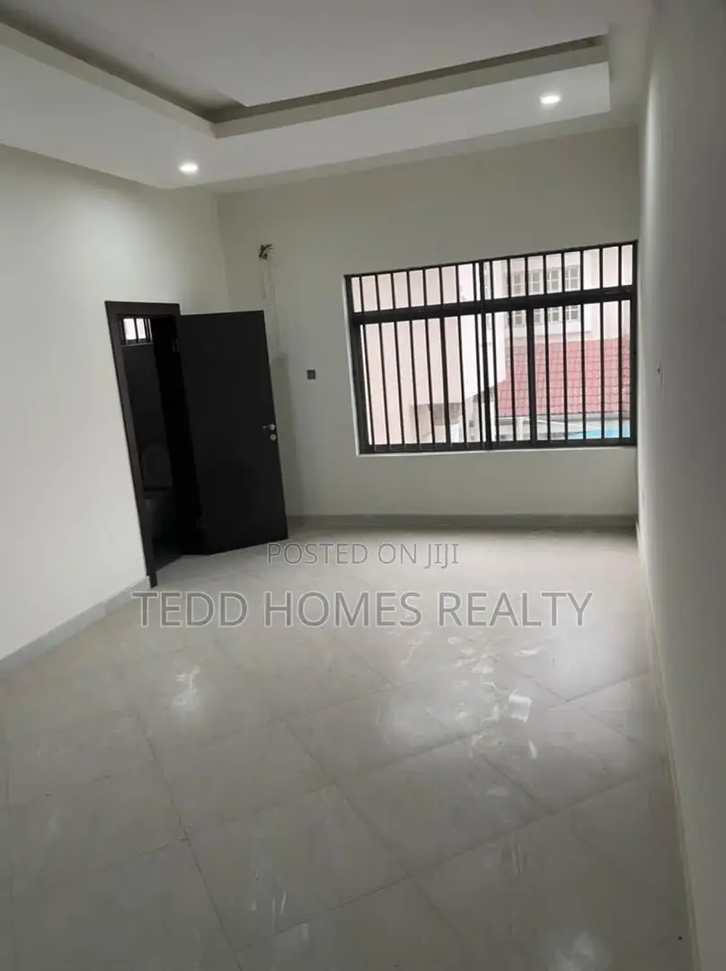 3bdrm Apartment in Off Admiralty Road, Lekki Phase 1 for rent