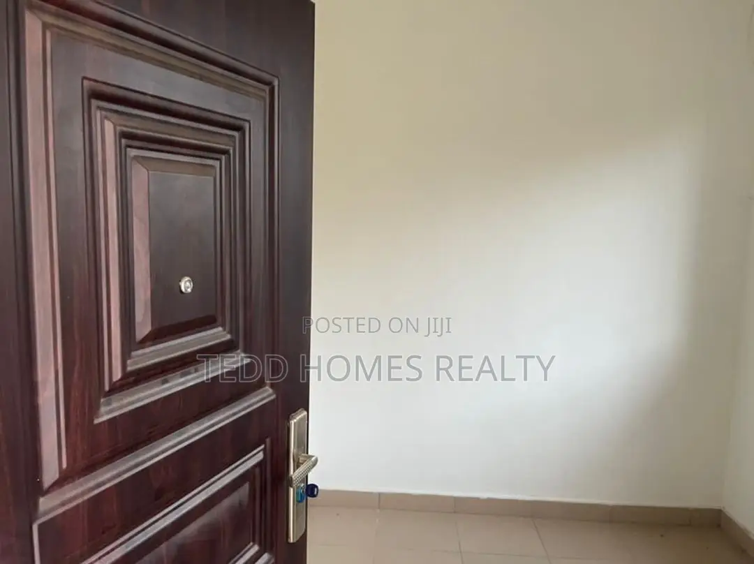 3bdrm Apartment in Off Admiralty Road, Lekki Phase 1 for rent