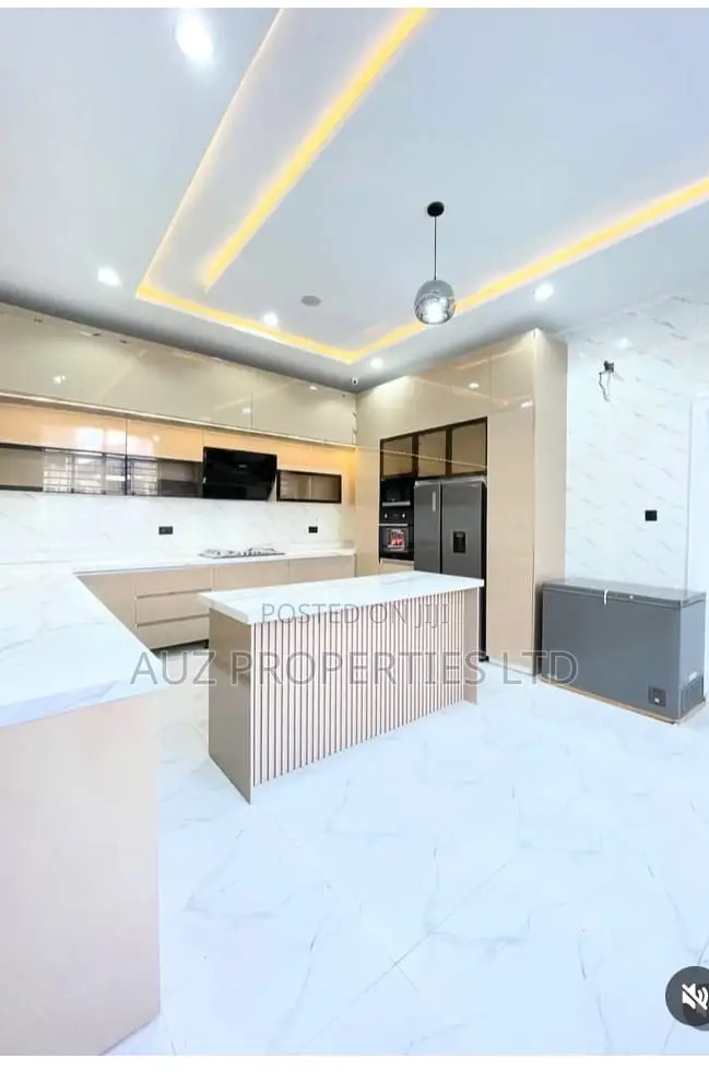 5bdrm Duplex in Ikota for sale
