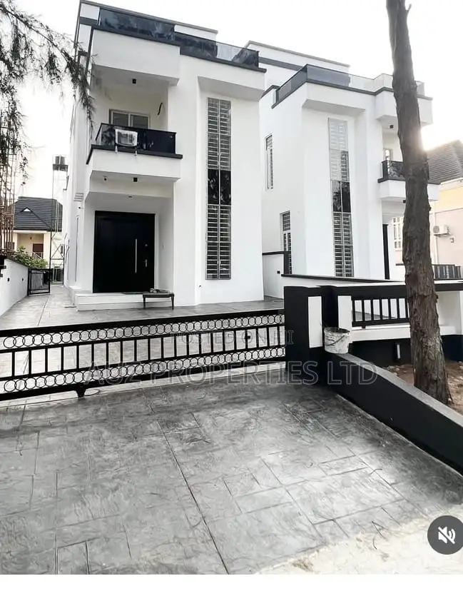 5bdrm Duplex in Ikota for sale