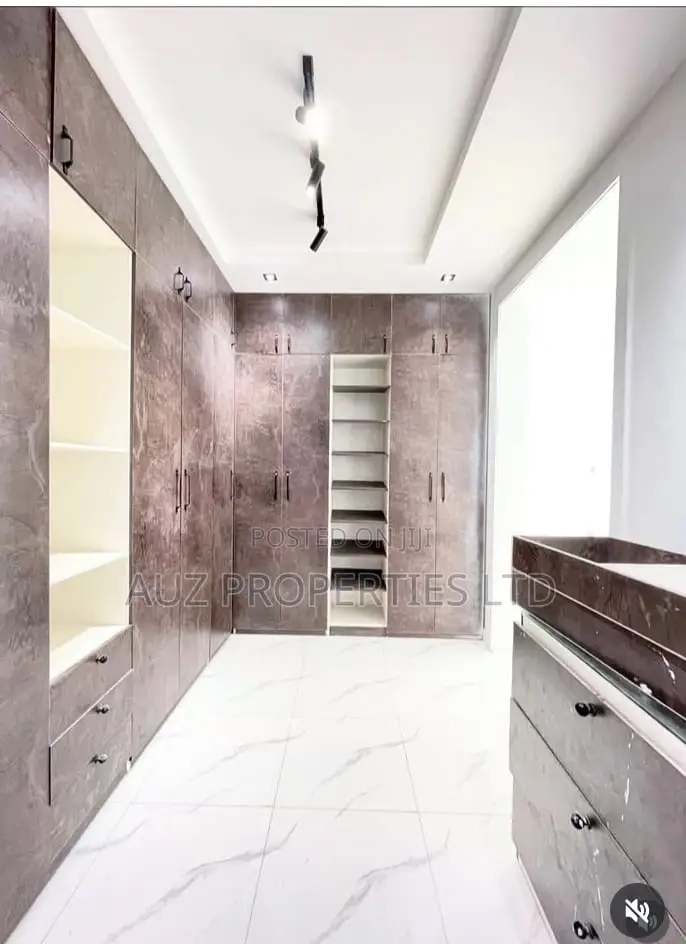 5bdrm Duplex in Ikota for sale