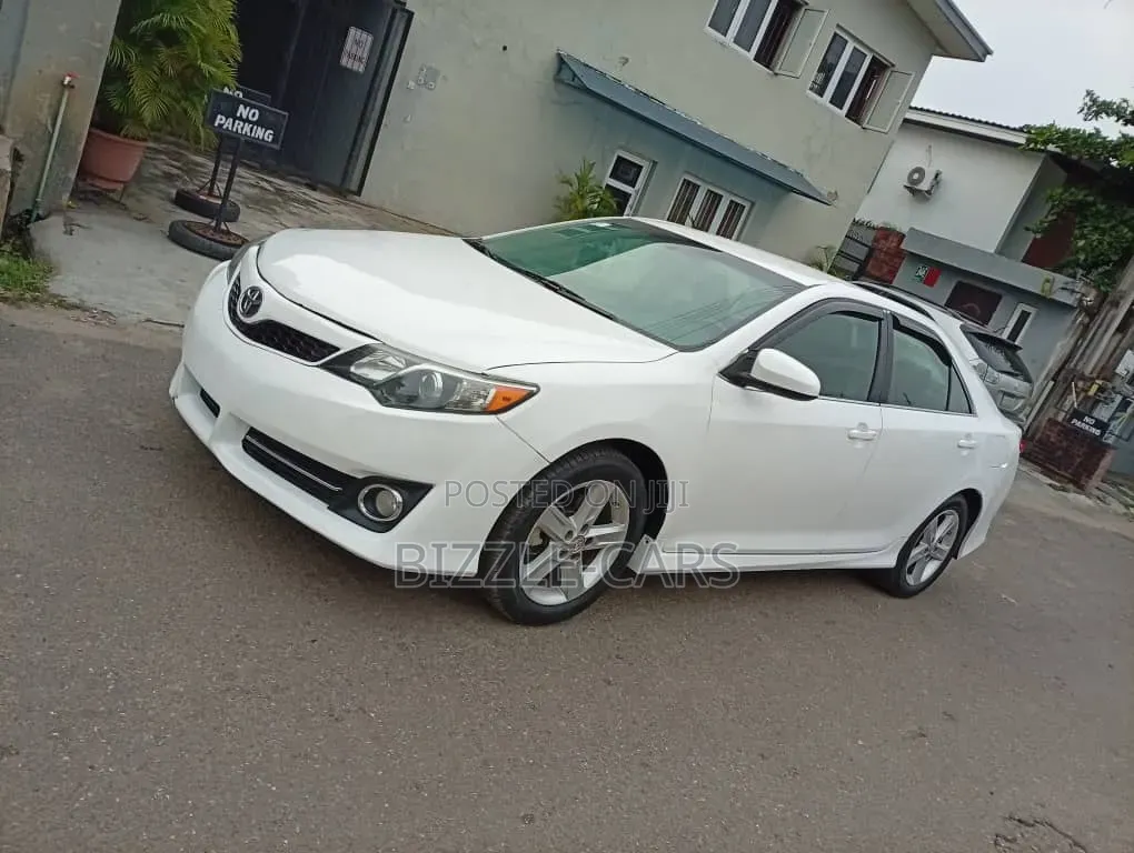 Toyota Camry SE 4dr Sedan (2.5L 4cyl 6A) 2013 White