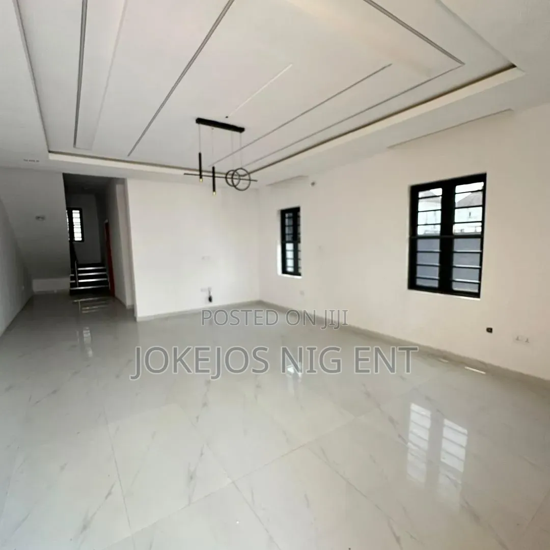 4bdrm Duplex in Chevron for sale
