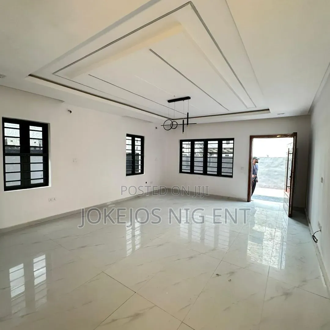 4bdrm Duplex in Chevron for sale