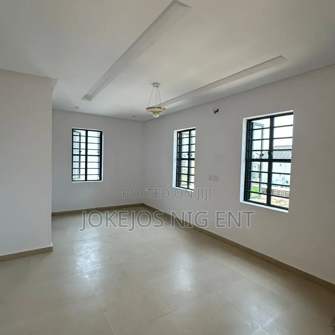 4bdrm Duplex in Chevron for sale