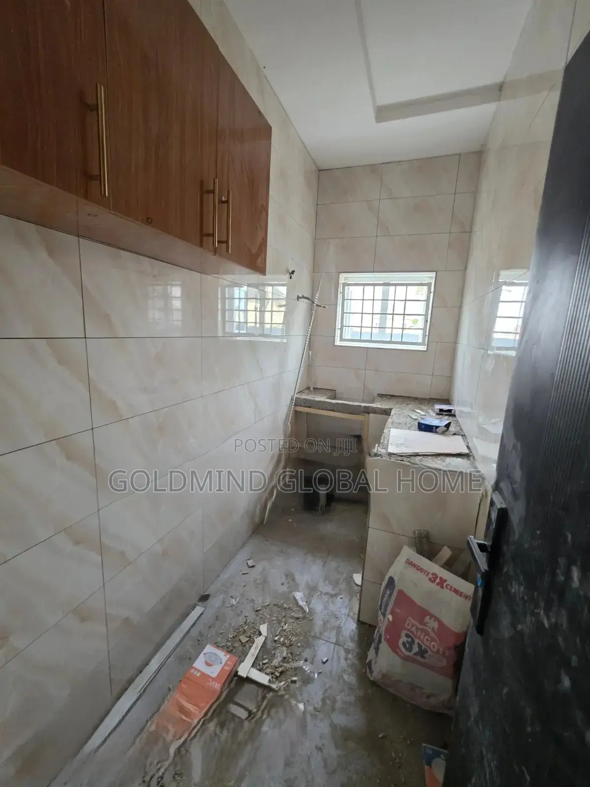 3bdrm Penthouse in Lugbe District. for sale
