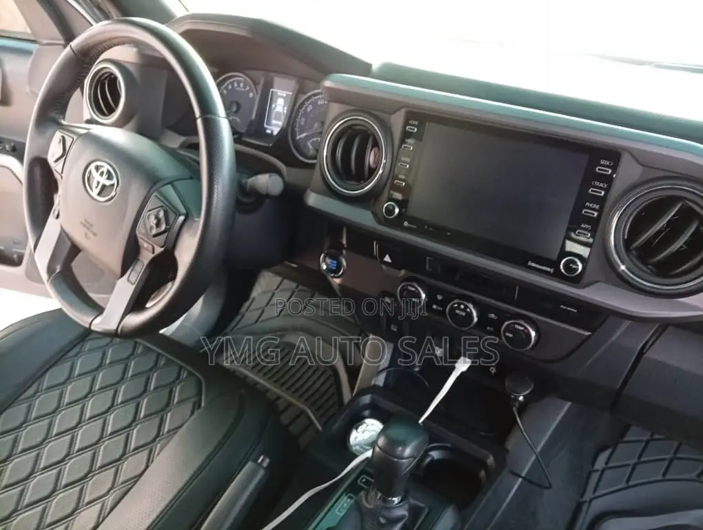 Toyota Tacoma 2024 Silver