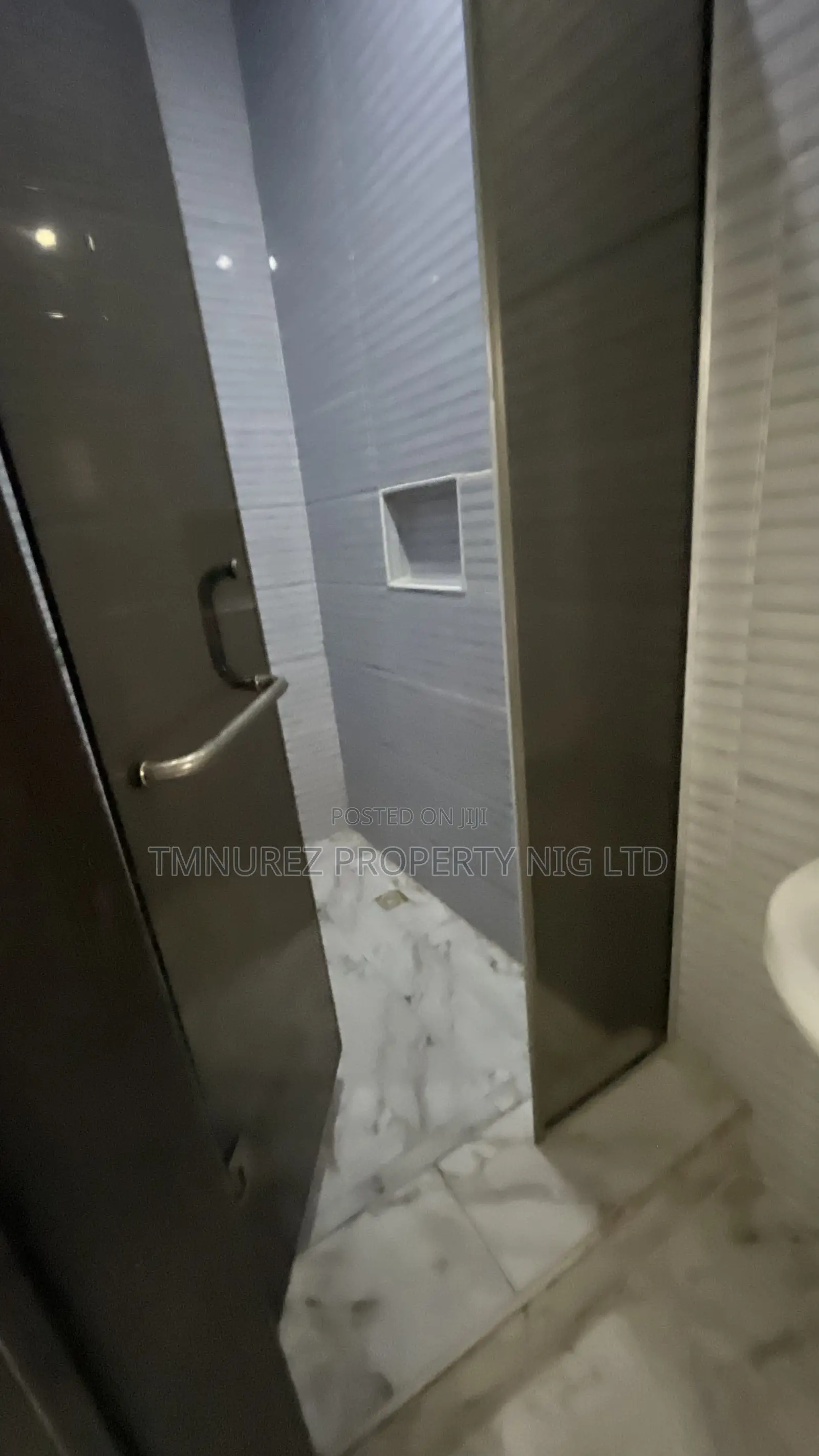 5bdrm Duplex in Chevron for rent