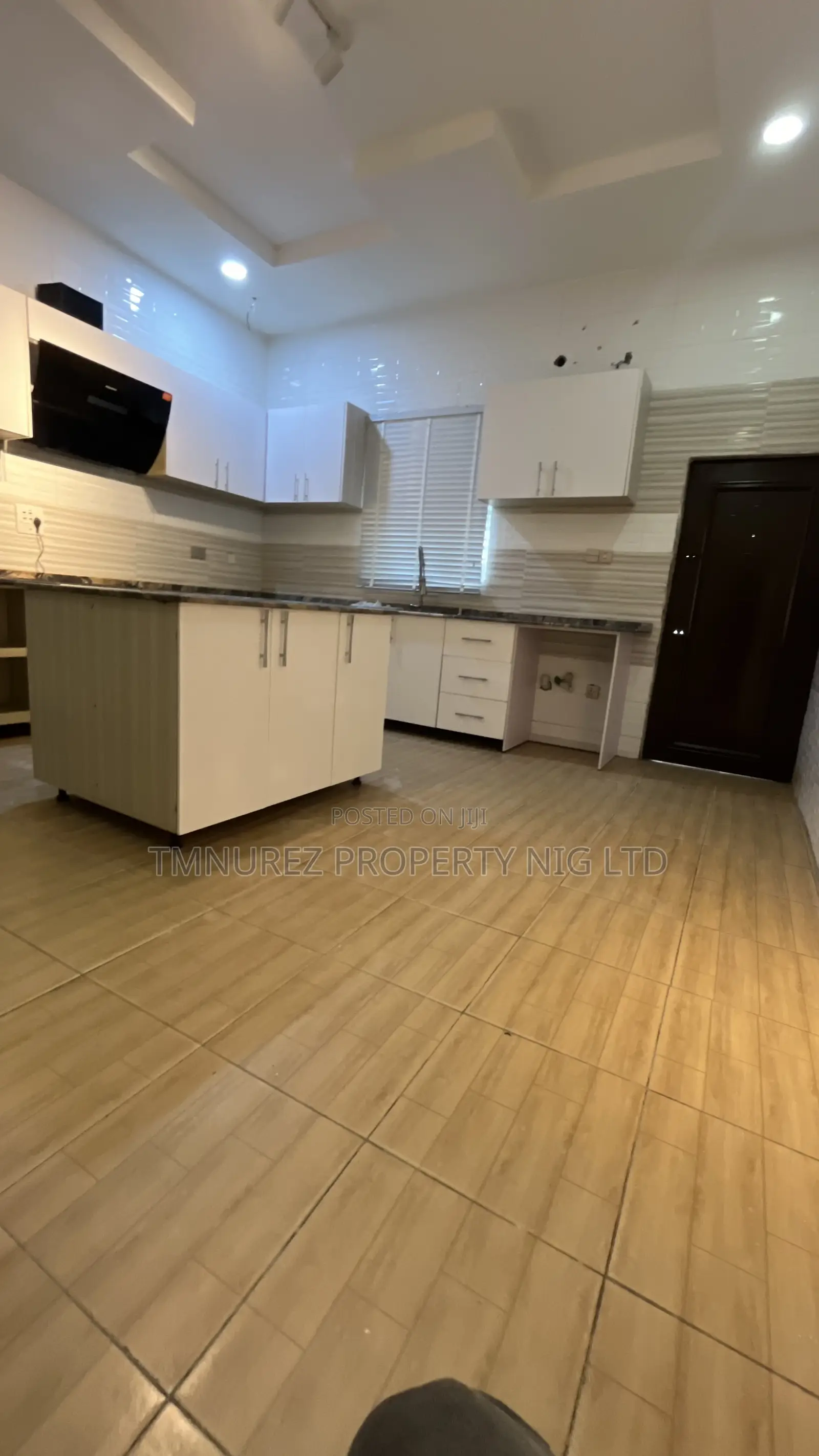 5bdrm Duplex in Chevron for sale