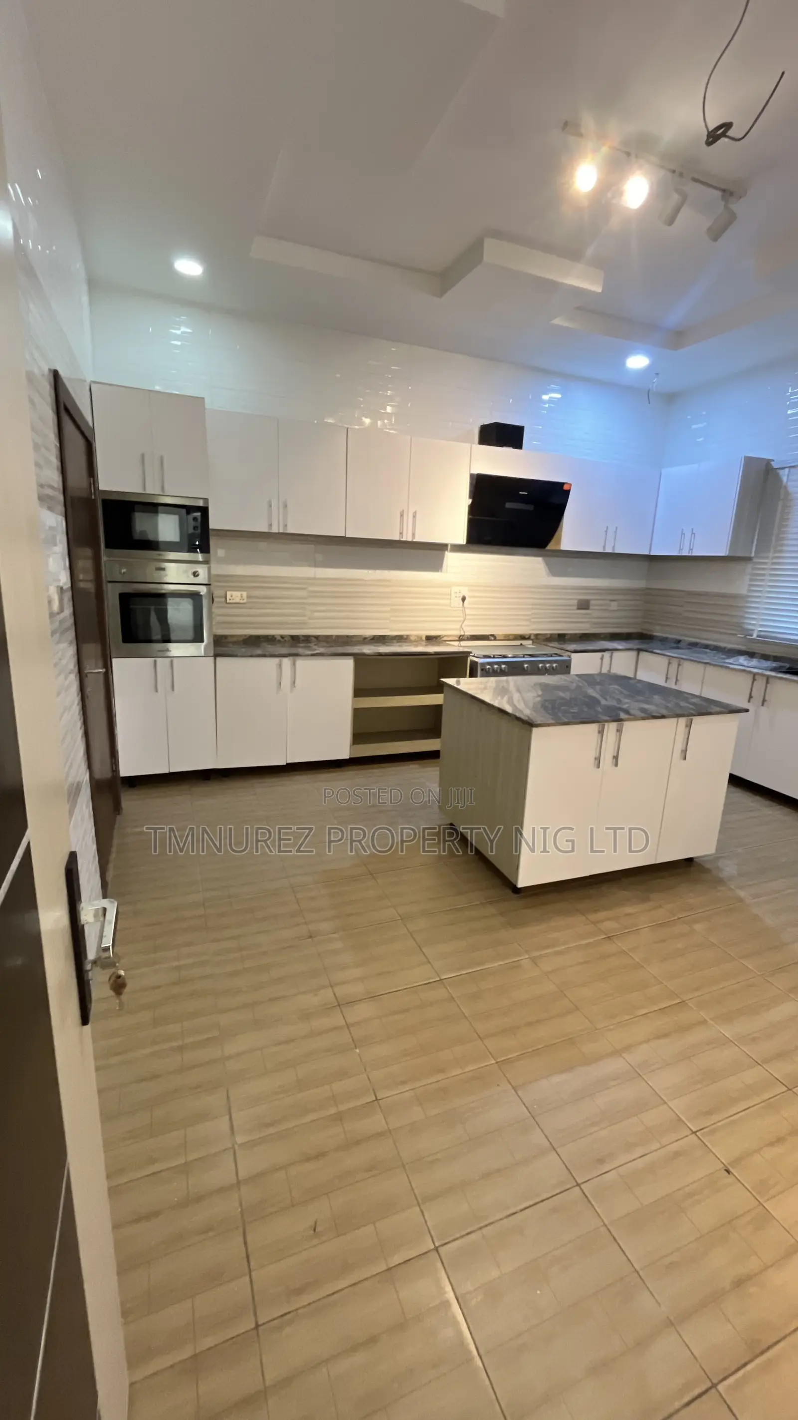 5bdrm Duplex in Chevron for sale
