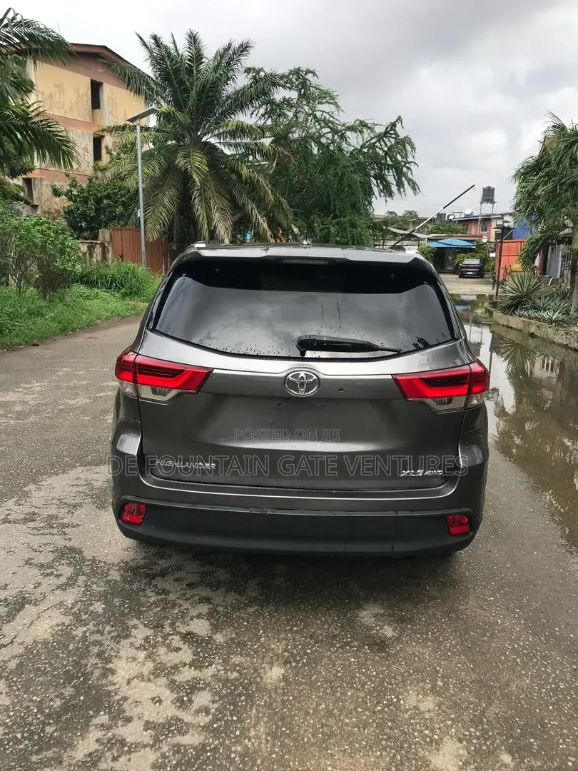 Toyota Highlander XLE 4x2 V6 (3.5L 6cyl 8A) 2017 Gray