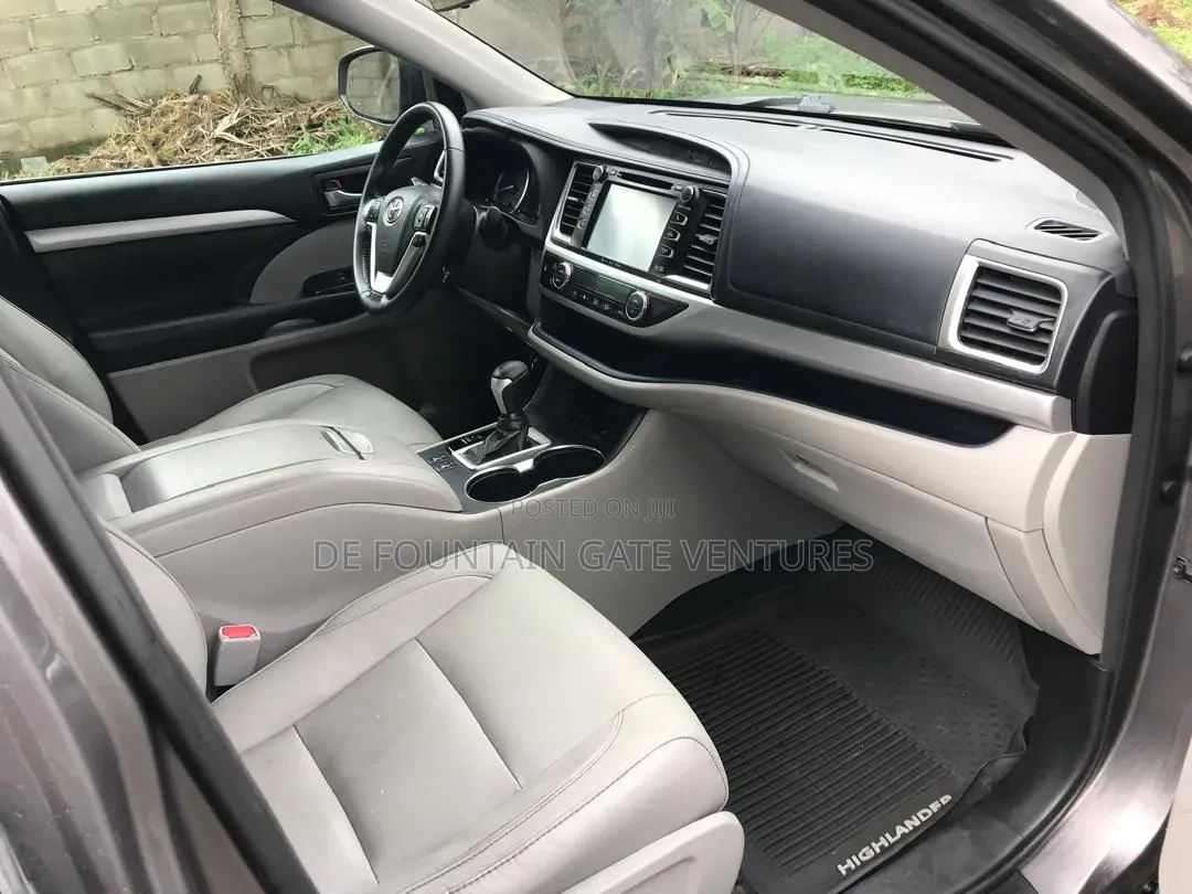 Toyota Highlander XLE 4x2 V6 (3.5L 6cyl 8A) 2017 Gray