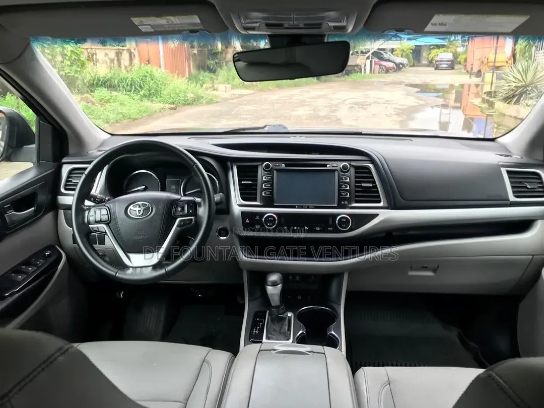 Toyota Highlander XLE 4x2 V6 (3.5L 6cyl 8A) 2017 Gray