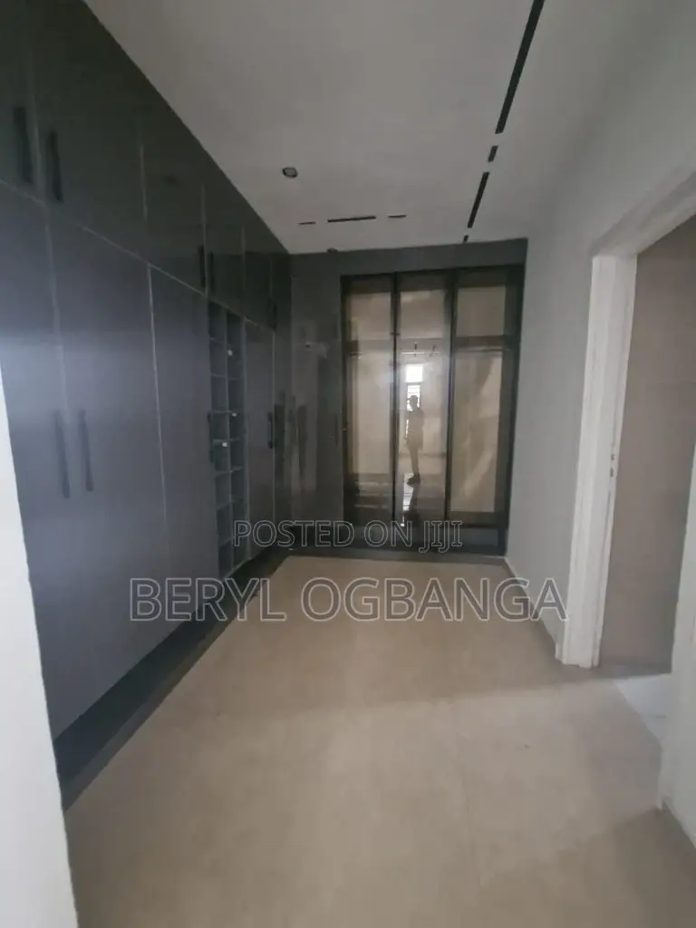 5bdrm Duplex in Ikota for sale