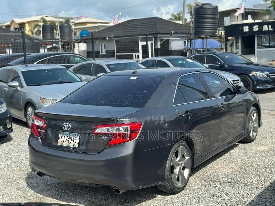 Toyota Camry SE V6 4dr Sedan (3.5L 6cyl 6A) 2013 Gray