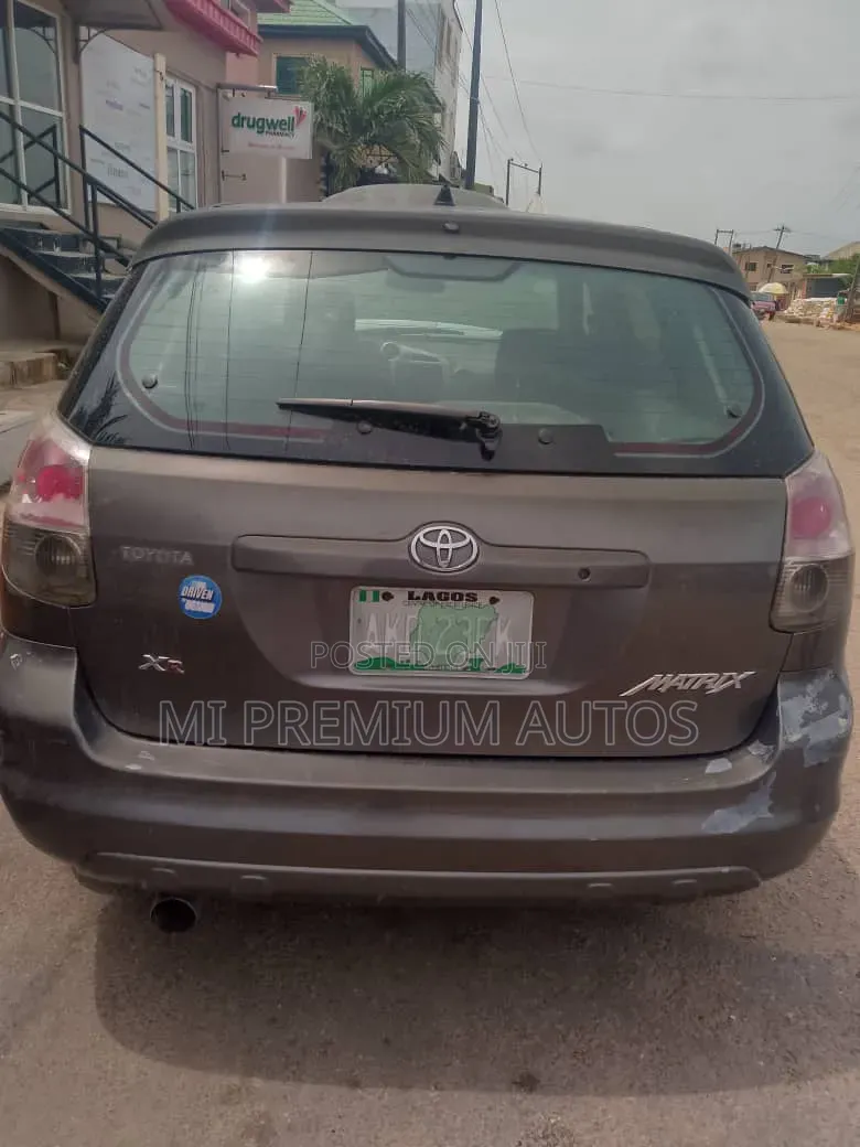 Toyota Matrix XR Hatchback FWD (1.8L 4cyl 4A) 2006 Gray