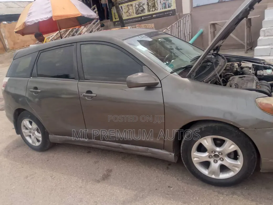 Toyota Matrix XR Hatchback FWD (1.8L 4cyl 4A) 2006 Gray