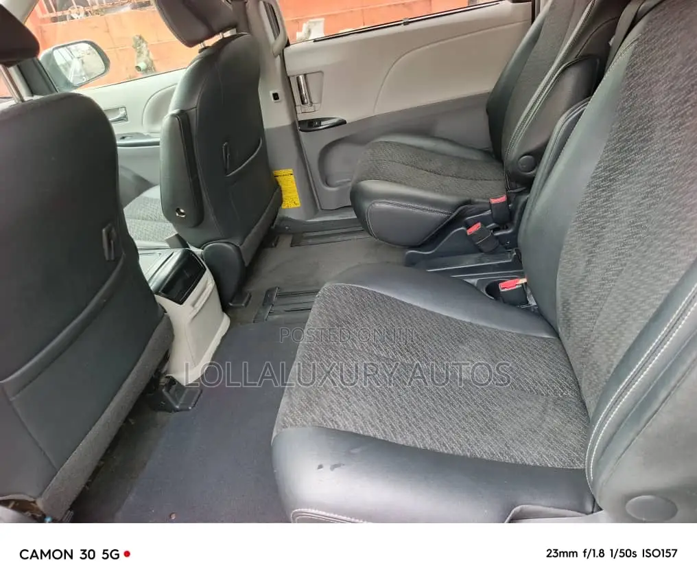 Toyota Sienna SE 8 Passenger 2012 Silver