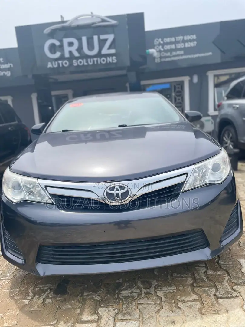 Toyota Camry LE 4dr Sedan (2.5L 4cyl 6A) 2012 Gray