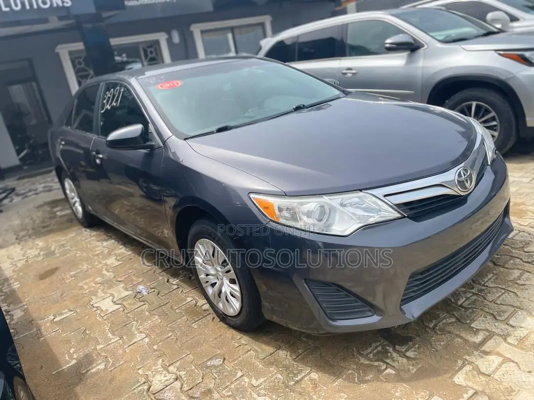Toyota Camry LE 4dr Sedan (2.5L 4cyl 6A) 2012 Gray