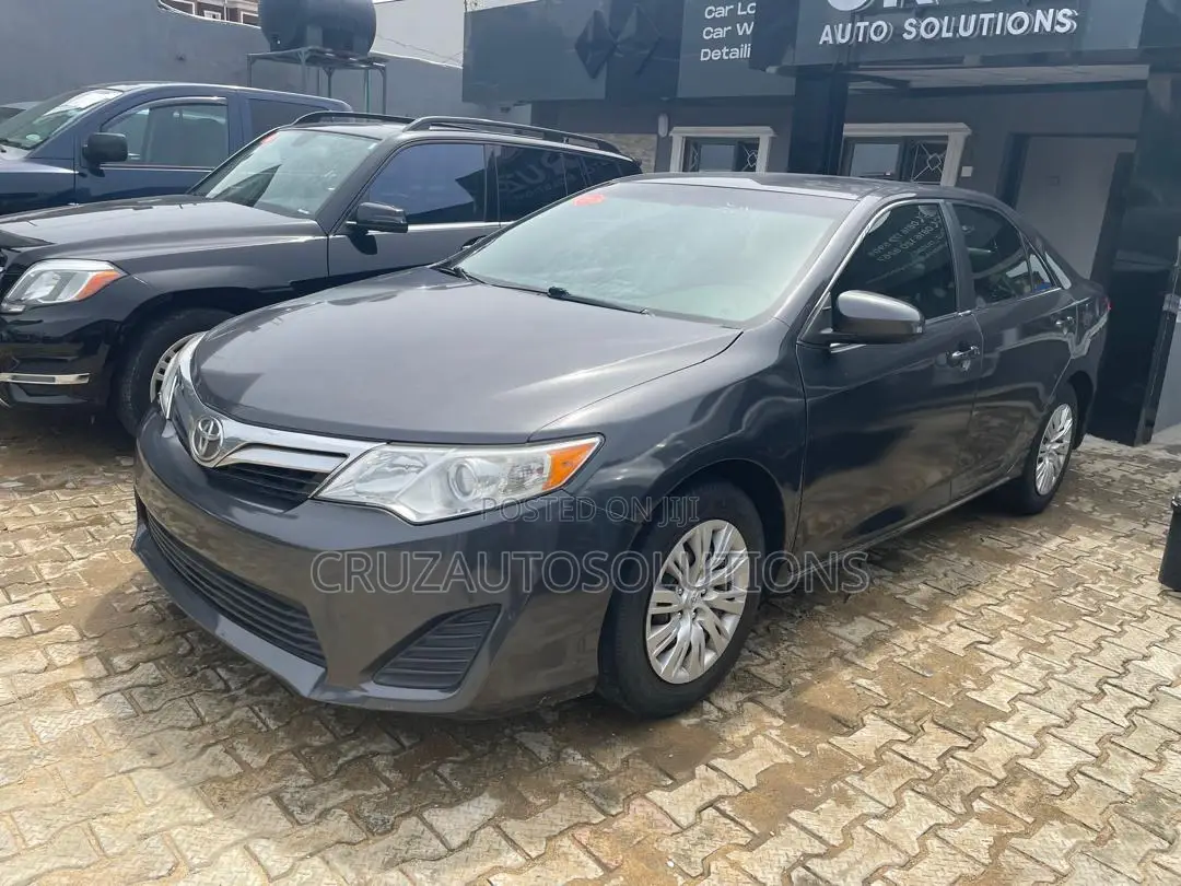 Toyota Camry LE 4dr Sedan (2.5L 4cyl 6A) 2012 Gray
