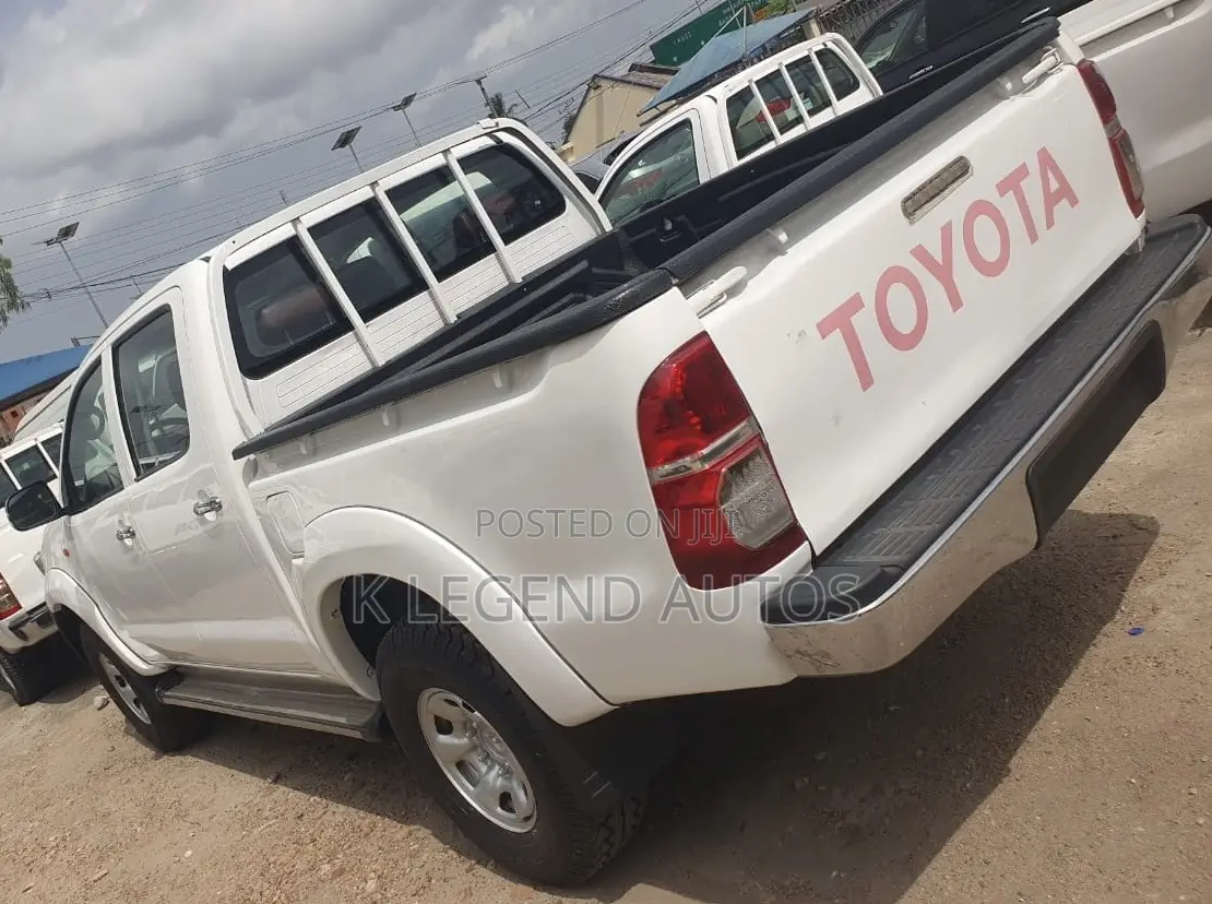 Toyota Hilux 2011 White