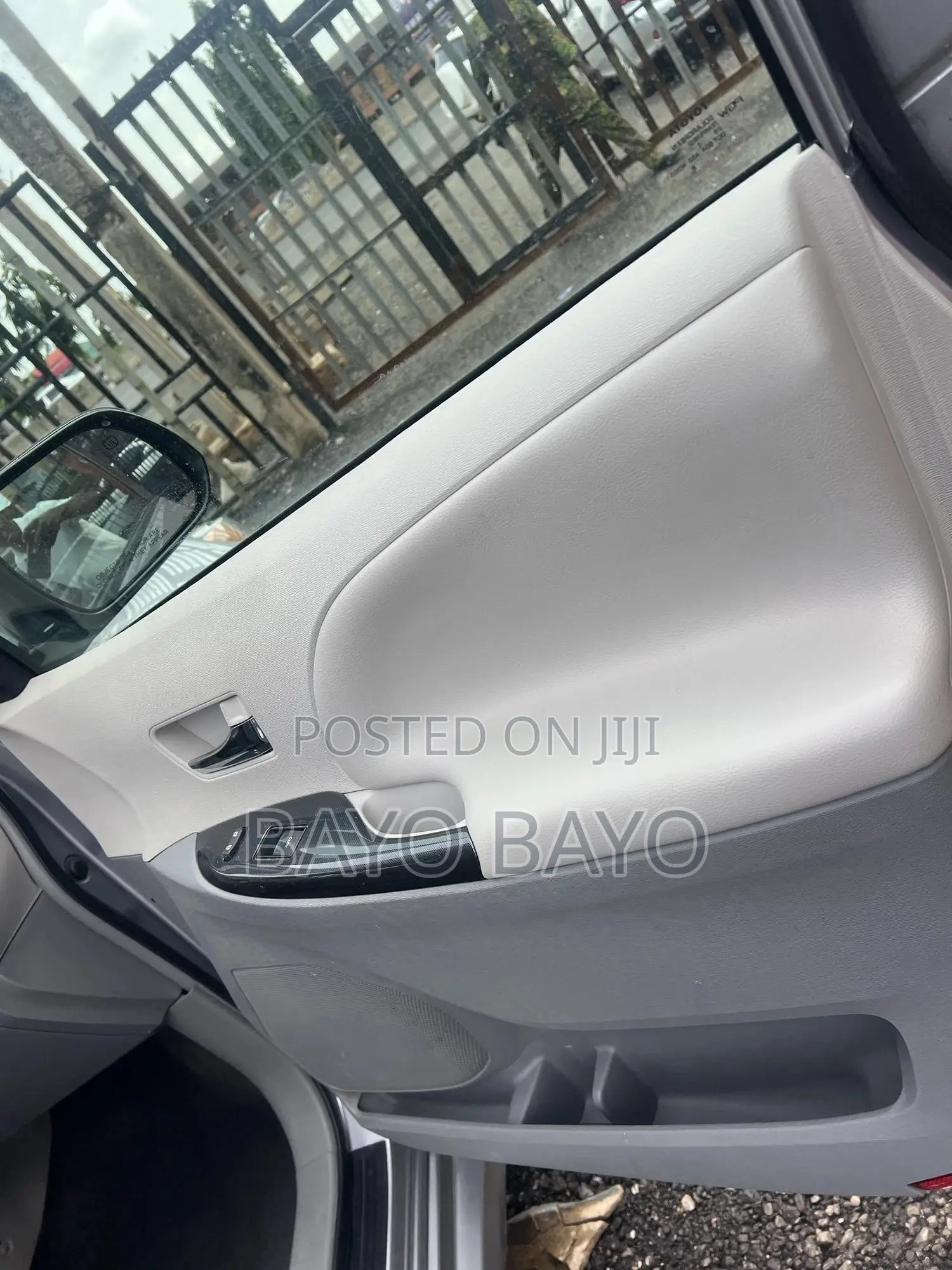 Toyota Sienna SE 8 Passenger 2012 Gray