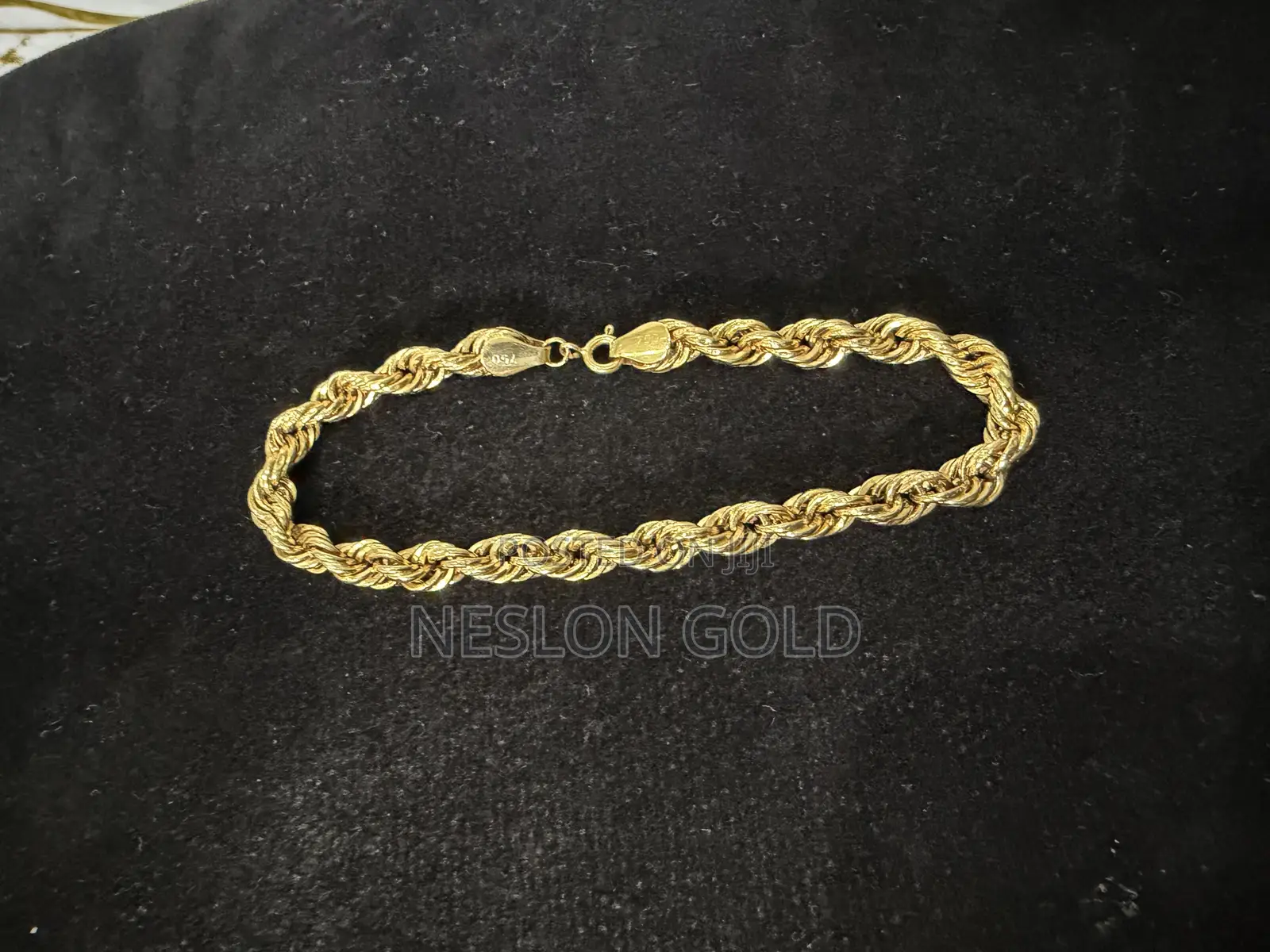 Italy 750 Tested 18karat Twist Design Gold