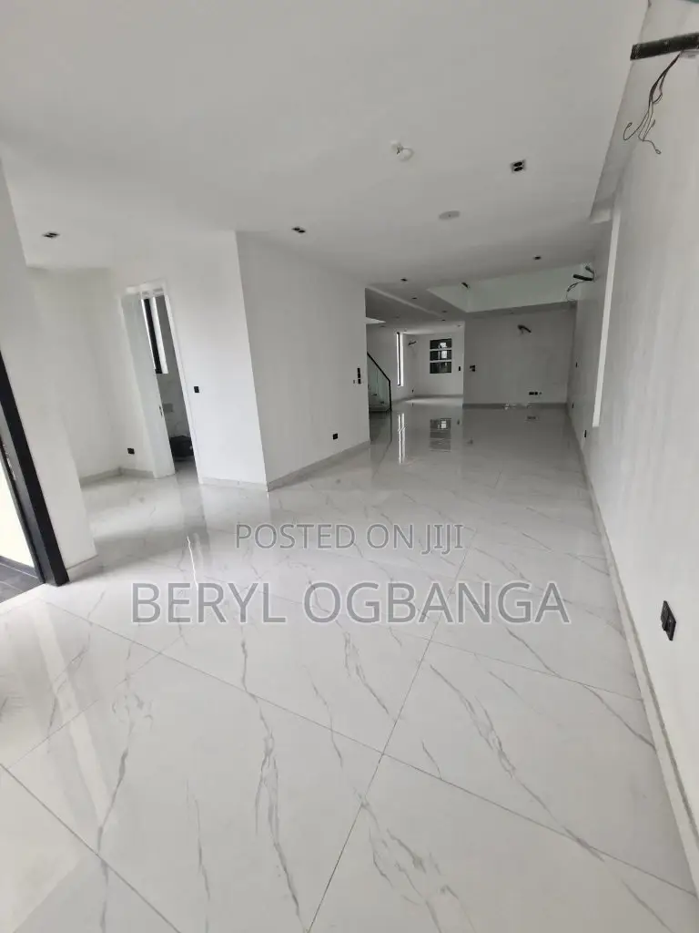 5bdrm Duplex in Ikota for sale