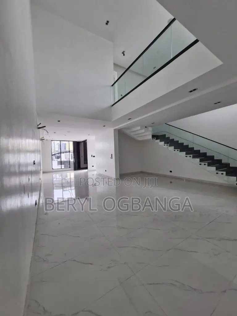 5bdrm Duplex in Ikota for sale