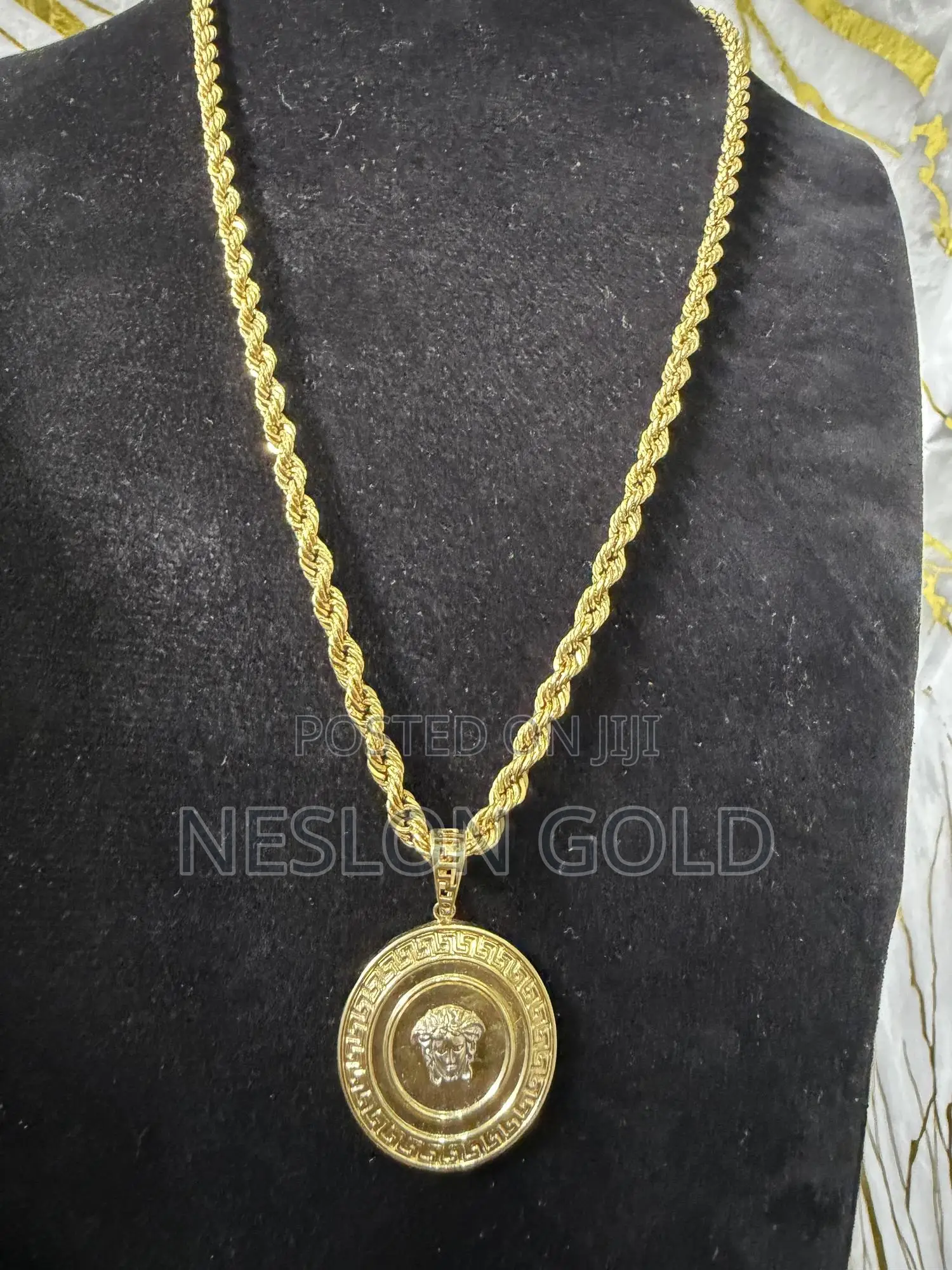 Italy 750 Pure Gold With Vasae Pendant